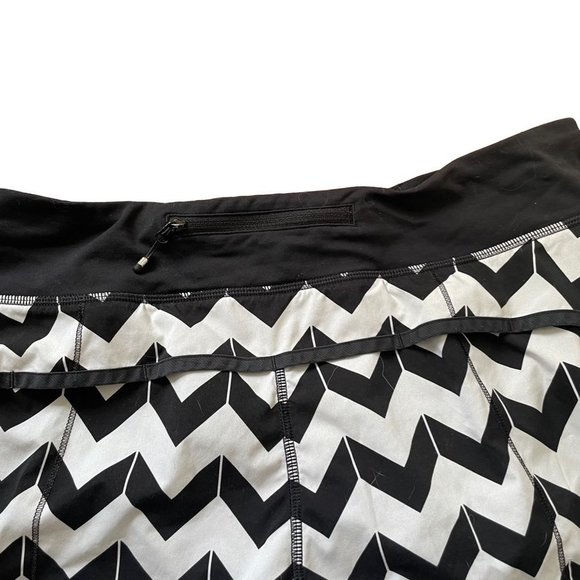 Lululemon Run: Speed  Short *Arrow Chevron White Black* Size 8 - Picture 8 of 8